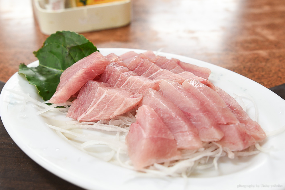 鮪魚生魚片，特選海鮮餐廳 台東·富岡漁港美食， 老司機帶路的人氣海鮮餐廳！