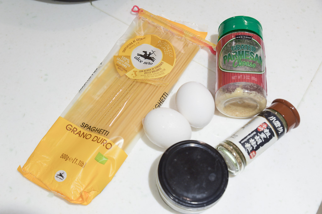 Carbonara作法, 義大利麵料理夾, 義式培根蛋黃義大利麵 Carbonara, 帕瑪斯起司粉