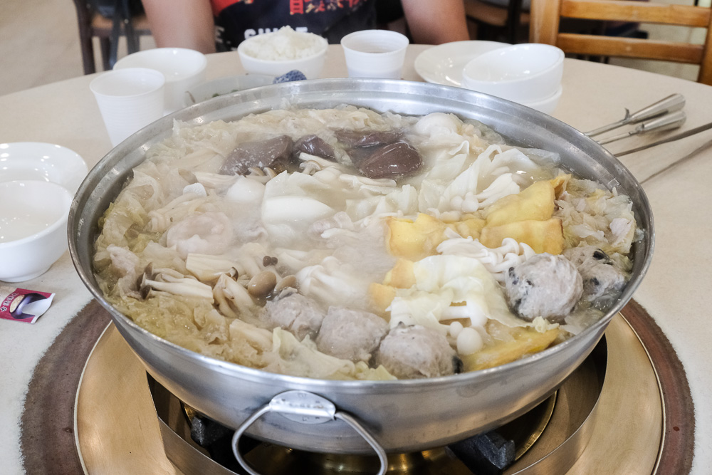 東北酸白菜火煱 台南超知名酸菜白肉鍋，湯頭酸到不要不要的！近台南大學