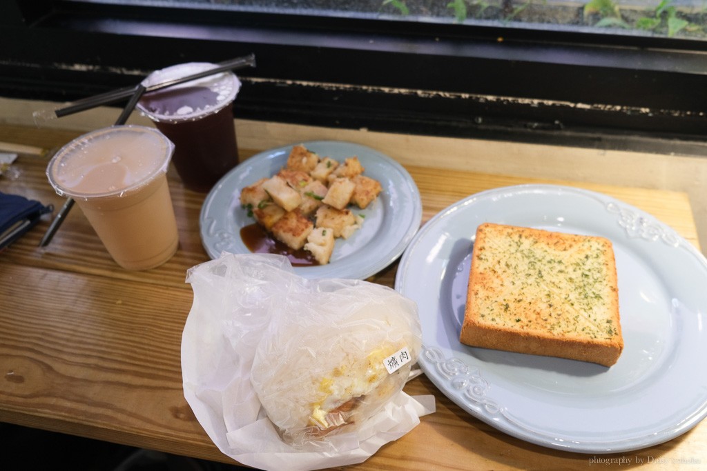 老骨頭爌肉飯糰, 台中火車站早餐, 台中飯糰, 控肉飯糰, 蘿蔔糕, 大蒜麵包