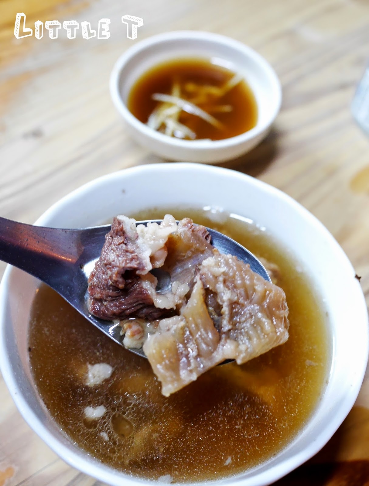 六千牛肉湯，台南凌晨四點半排隊才吃的到! 超人氣牛肉湯，超鮮甜啊!