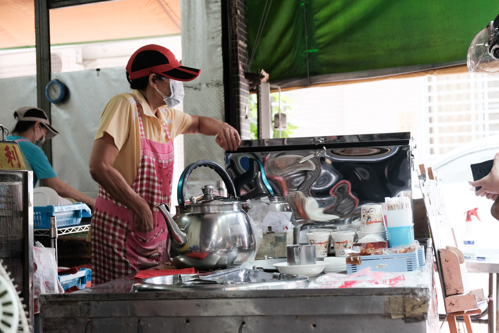 阿公阿婆蛋餅，超大份量粉漿蛋餅銅板價～台南傳統古早味美食，巷弄裡吃！