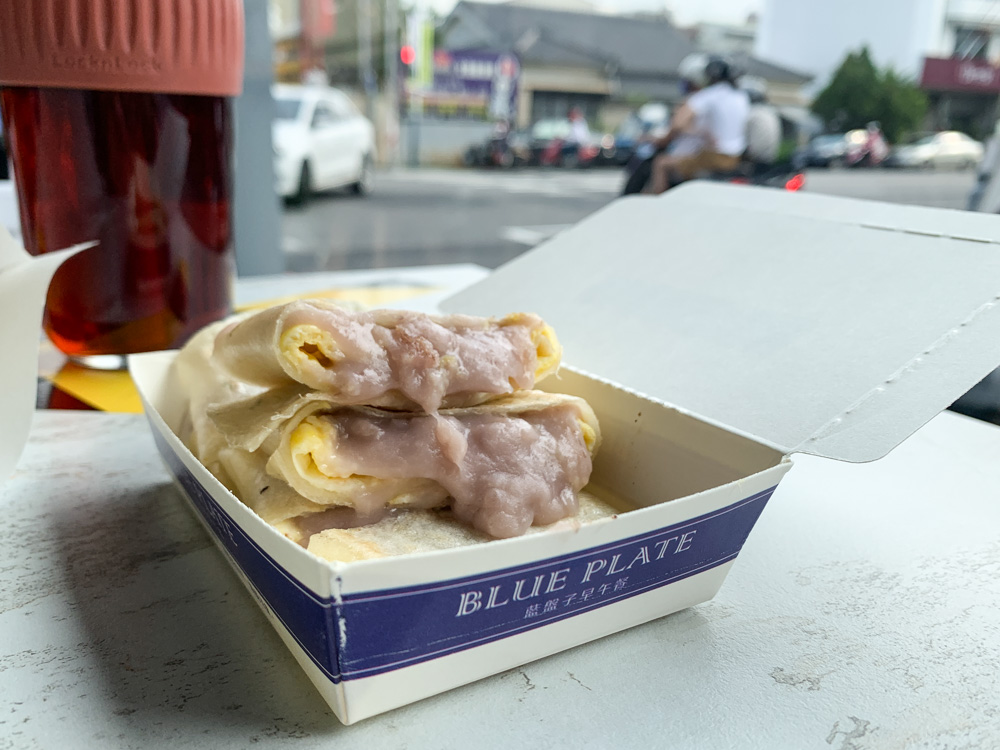 藍盤子早午餐 嘉義林森東店，爆漿芋泥蛋餅香濃得很可以～菠蘿堡也好吃！