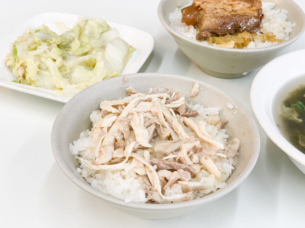 東門路「秝圓嘉義火雞肉飯」在地人推薦的軟骨飯，電腦點餐自己來！