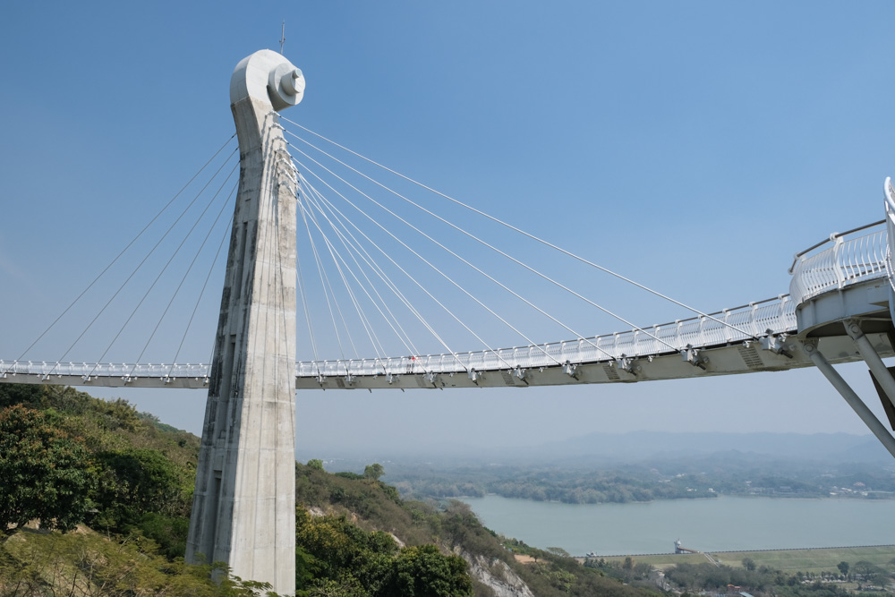 高雄崗山之眼｜純白天空廊道，提琴設計的音樂概念建築，高雄景色一覽無遺