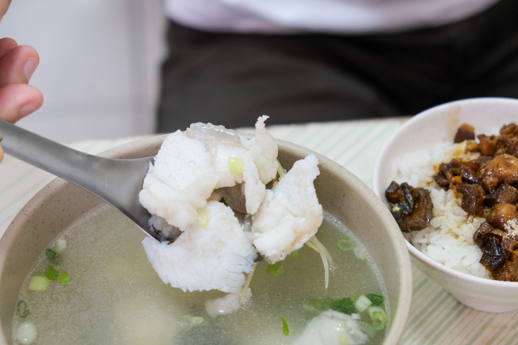 早安魚仔湯, 台南魚湯, 青年路美食, 台南傳統早餐, 台南美食, 台南小吃, 台南鮮魚湯, 台南隱藏版美食, 台南石斑魚湯, 東市場美食