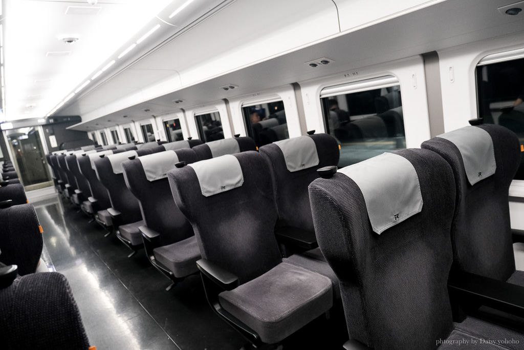EMU3000新自強號「騰雲座艙」商務艙車廂，限定台鐵便當、哈根達斯（需預訂）