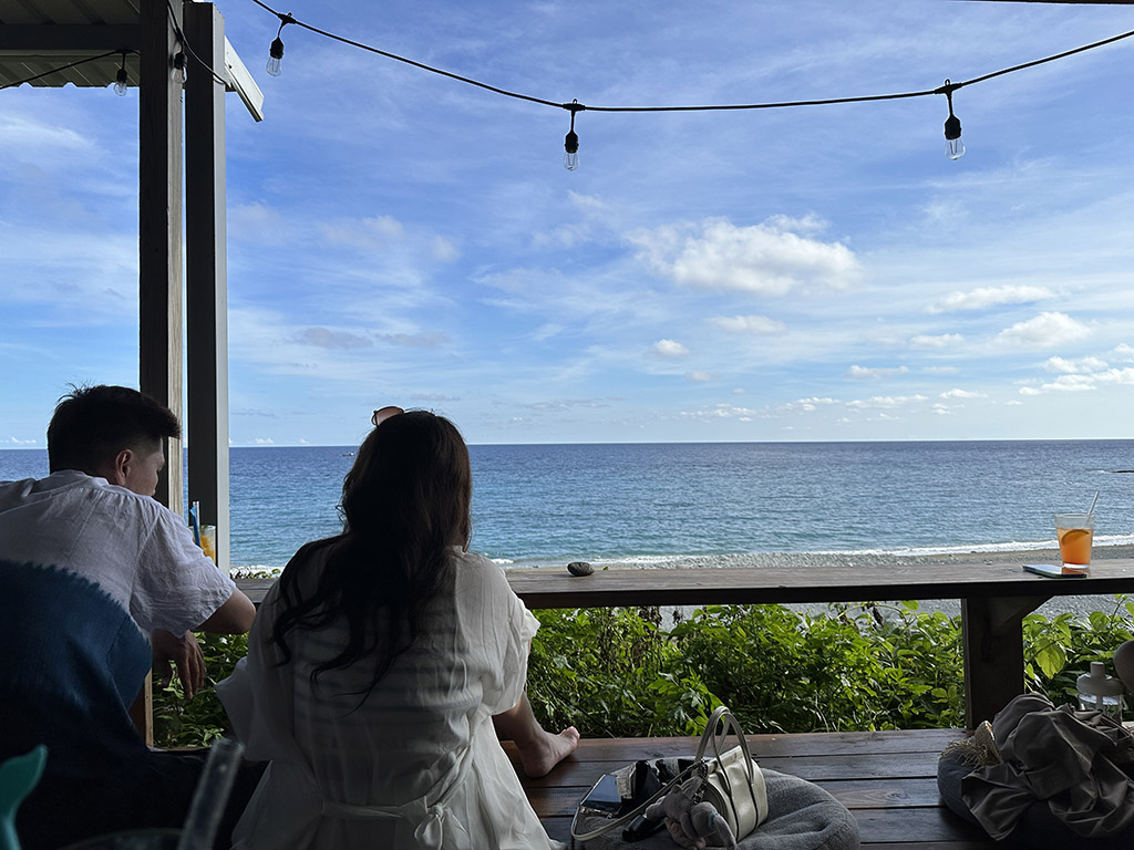 蘭嶼旅人．Rover｜坐擁海景第一排美食餐廳，邊吃邊看夕陽，夜間還有酒吧！